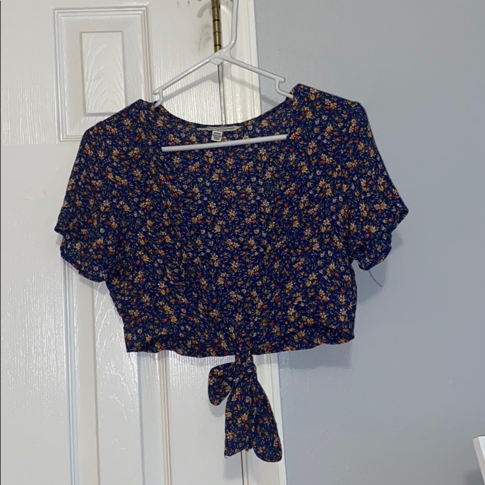 American eagle cropped shirt (ties in front)